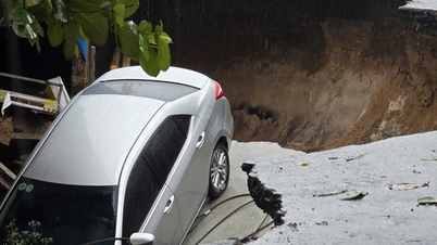 The road surface in the center of Da Nang city has collapsed, creating a deep hole.