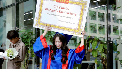 Generation Z i Ho Chi Minh-staden bär RTX-hattar, bär en bricka för kandidatexamen... för att fira examen