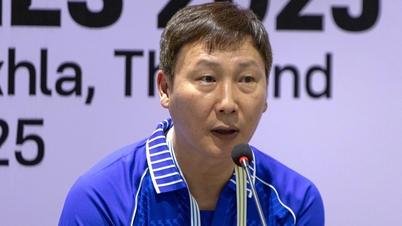 Antrenorul Kim Sang Sik răspunde conferinței de presă după victoria dificilă împotriva echipei U22 din Laos