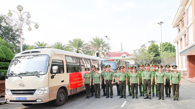 La police de la ville de Can Tho s'est mobilisée pour venir en aide aux populations des régions du Centre et des Hauts Plateaux du Centre suite aux inondations.