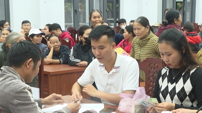 A Frente do Bairro de Huong Tra doou 860 milhões de VND para apoiar as pessoas afetadas por desastres naturais.