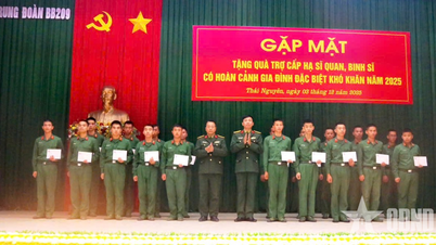 Resimen 209 (Divisi 312) memberikan hadiah kepada bintara dan prajurit yang berada dalam situasi sulit.