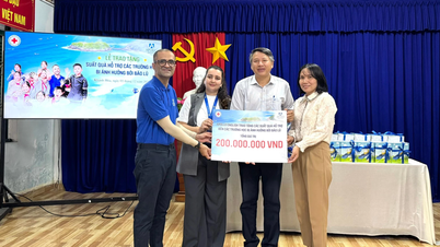 홍수 피해 지역 학생들에게 공책 11,500권, 배낭 1,150개 기부