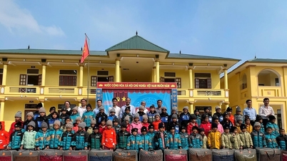 100 geschenken uitgereikt aan kansarme kinderen in de gemeente Muong Ham