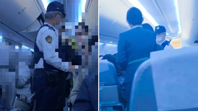 Das Flugzeug kehrte um und landete, weil der junge Mann neben seiner Freundin sitzen wollte.