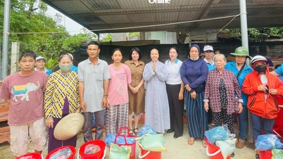नाम न्हा ट्रांग वार्ड में बाढ़ से प्रभावित परिवारों को 120 उपहार भेंट किए गए