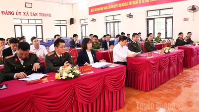 Ředitel provinční policie Nguyen Duc Thuan spolupracuje se stranickými výbory obcí Tan Thanh, Son Thuy a Phu Luong.