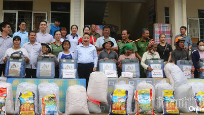 Presenting 1,000 gifts to mountainous people severely affected by floods