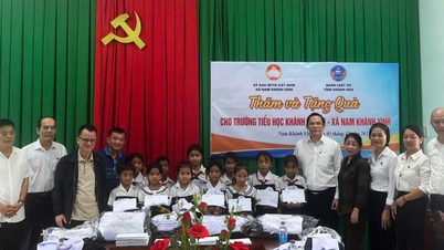 칸호아 지방 변호사 협회는 남칸빈 공동체의 학생들을 지원하기 위해 240개의 선물을 전달했습니다.