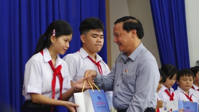 Wiceprzewodniczący Zgromadzenia Narodowego Nguyen Khac Dinh odwiedził i wręczył prezenty szkołom i placówkom medycznym uszkodzonym przez powodzie w Khanh Hoa.