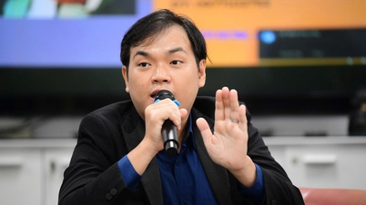 طلباء ایک ایسے کردار کے ساتھ انٹرویو کرنے کی مشق کرتے ہیں جس نے 9.0 IELTS اسپیکنگ حاصل کی ہو۔