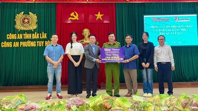 Báo Tiền Phong và Tập đoàn Vietravel trao quà hỗ trợ người dân vùng lũ