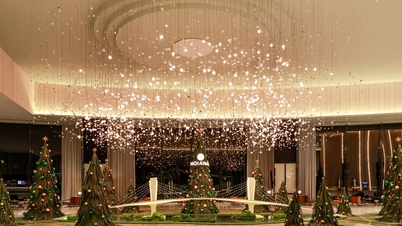 Hoiana lance la saison des festivals et fait un don de 500 millions de VND pour soutenir les étudiantes issues des minorités ethniques.