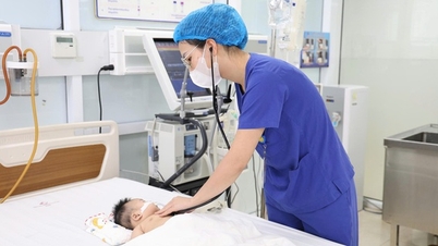 Bé gái 2 tháng tuổi suy hô hấp, viêm phổi nặng do RSV