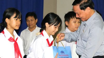 Заместитель председателя Национальной ассамблеи посещает затопленные школы и больницы в Кханьхоа