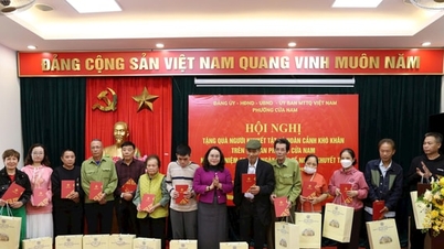 Phường Cửa Nam tặng quà người khuyết tật khó khăn