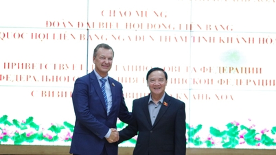 Geschenkenceremonie ter ondersteuning van mensen in de provincie Khanh Hoa die getroffen zijn door overstromingen