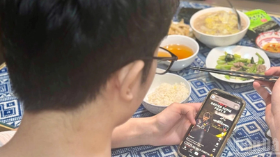 Jídlo při pohledu do telefonu: Zvyk, který se zdá být neškodný, ale je „viníkem“ příčiny přibírání na váze a obezity