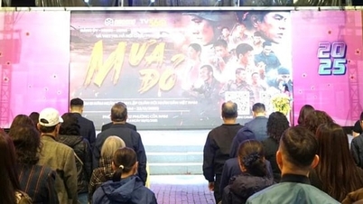 Cua Nam Ward zeigt den Film "Red Rain" kostenlos, um der Bevölkerung zu dienen.