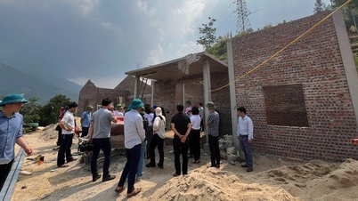 首相は、暴風雨や洪水後の住民のための住宅建設と修復の進捗状況について毎週報告するよう要請した。