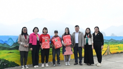 Městská část Nung Tri Cao rozdává dary a povzbuzuje umělce u jezera Khuoi Khoan - Cao Bang Electronic Newspaper