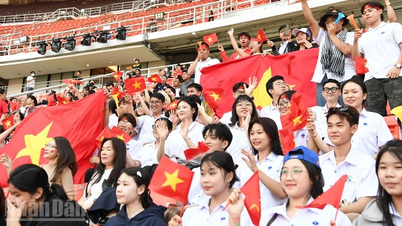 El estadio Rajamangala es rojo con la bandera vietnamita.