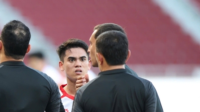 Van Khang snakker engelsk som vinden, og overbeviser dommeren om å «snu seg» og godta Dinh Bacs andre mål.