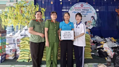 Ženy z obce Long Phu obdržely 6 tun nezbytných věcí na podporu lidí v oblastech postižených povodněmi.