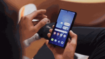 Mencoba langsung ponsel lipat tiga Samsung