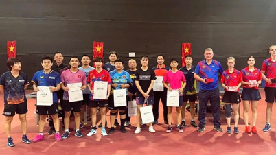 L'équipe vietnamienne de tennis de table dispute un match amical contre la Russie avant les 33e Jeux d'Asie du Sud-Est