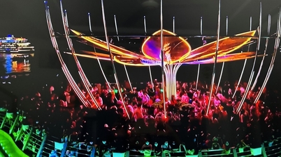 ​ແມ່​ນ້ຳ ​ແຄ໋ງ​ຮ່ວາ ພວມ​ຄຶກ​ຄື້ນ​ໃນ​ລະ​ດູ​ງານ​ບຸນ