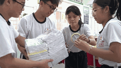 «ខ្ញុំ​បាន​សន្សំ​សៀវភៅ​រង្វាន់ ឥឡូវ​ខ្ញុំ​ផ្ញើ​ទៅ​មិត្តភ័ក្ដិ​នៅ​តំបន់​ទឹក​ជំនន់!»។