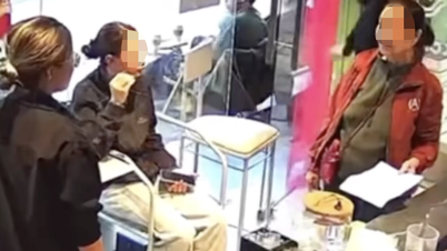 Memverifikasi klip 2 wanita yang meminta dukungan, tetapi 'tidak menyukai' 30.000 VND dari staf kafe