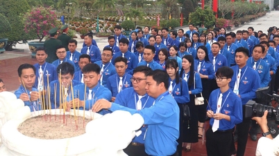 Delegasi yang menghadiri Kongres Persatuan Pemuda Komunis Ho Chi Minh Provinsi Vinh Long mengunjungi para martir heroik.