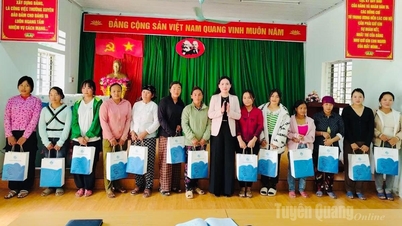 Kesatuan Wanita Wilayah memberi hadiah untuk menyokong wanita yang kurang bernasib baik di komune Minh Tan