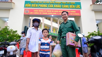 ベン・ルック港国境警備隊署は学生や困難な状況にある人々に200個の贈り物を贈呈した。