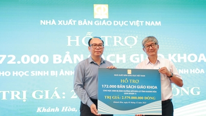 ভিয়েতনাম এডুকেশন পাবলিশিং হাউস খান হোয়া বন্যা কবলিত এলাকার শিক্ষার্থীদের জন্য ১,৭২,০০০ পাঠ্যপুস্তকের জরুরি সহায়তা প্রদান করছে।