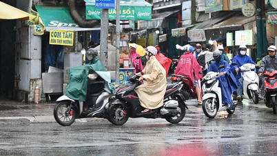 Người dân khu vực trung tâm TPHCM đi làm trong mưa lạnh