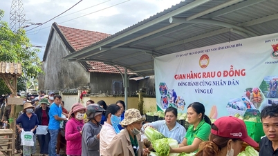 Lam Dong envoie 200 tonnes de produits agricoles pour soutenir Khanh Hoa et Dak Lak après les inondations.