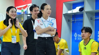 Frau Pang überreichte der thailändischen U22-Nationalmannschaft nach dem Eröffnungsspiel der 33. Südostasienspiele einen Bonus von 500.000 Baht.