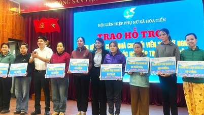 Giving gifts to support disadvantaged women and children in Hoa Tien commune