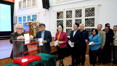 Klub Bach Dang przekazał ponad 400 milionów VND na rzecz wsparcia mieszkańców regionu centralnego.