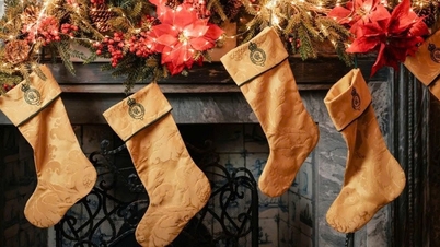 Král Karel draží vánoční punčochy vyrobené z královských záclon