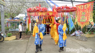 Реконструкция ритуала поклонения общинному дому на культурно-туристическом фестивале древней деревни Донг Хоа Хип