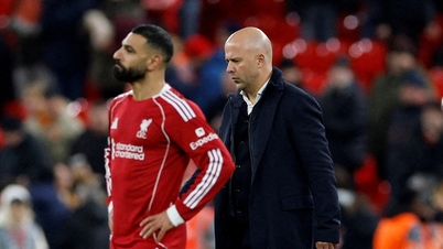 آرن اسلات، مربی تیم، دلیل نیمکت‌نشینی صلاح در دو بازی متوالی را فاش کرد.