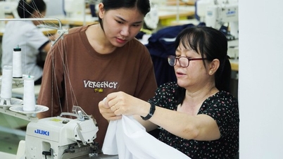 Profesores y estudiantes "trabajan horas extras" para coser uniformes para los estudiantes en las zonas afectadas por las inundaciones.