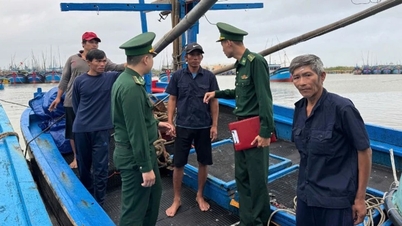 Tuy Hoa Sınır Muhafız Karakolu sıkıntıda olan balıkçıları kabul ediyor...