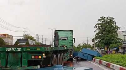 شاحنة حاويات تسقط مئات الكيلوجرامات من الفولاذ على الطريق السريع 51، ما أدى إلى إصابة شخص واحد