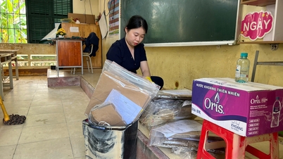 Khanh Hoa: کچھ اسکول سیلاب سے بچنے کے لیے طلبہ کو کلاس میں جانے سے عارضی طور پر روکتے ہیں۔