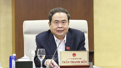 Melengkapi kebijakan dan sumber daya untuk pengembangan pers